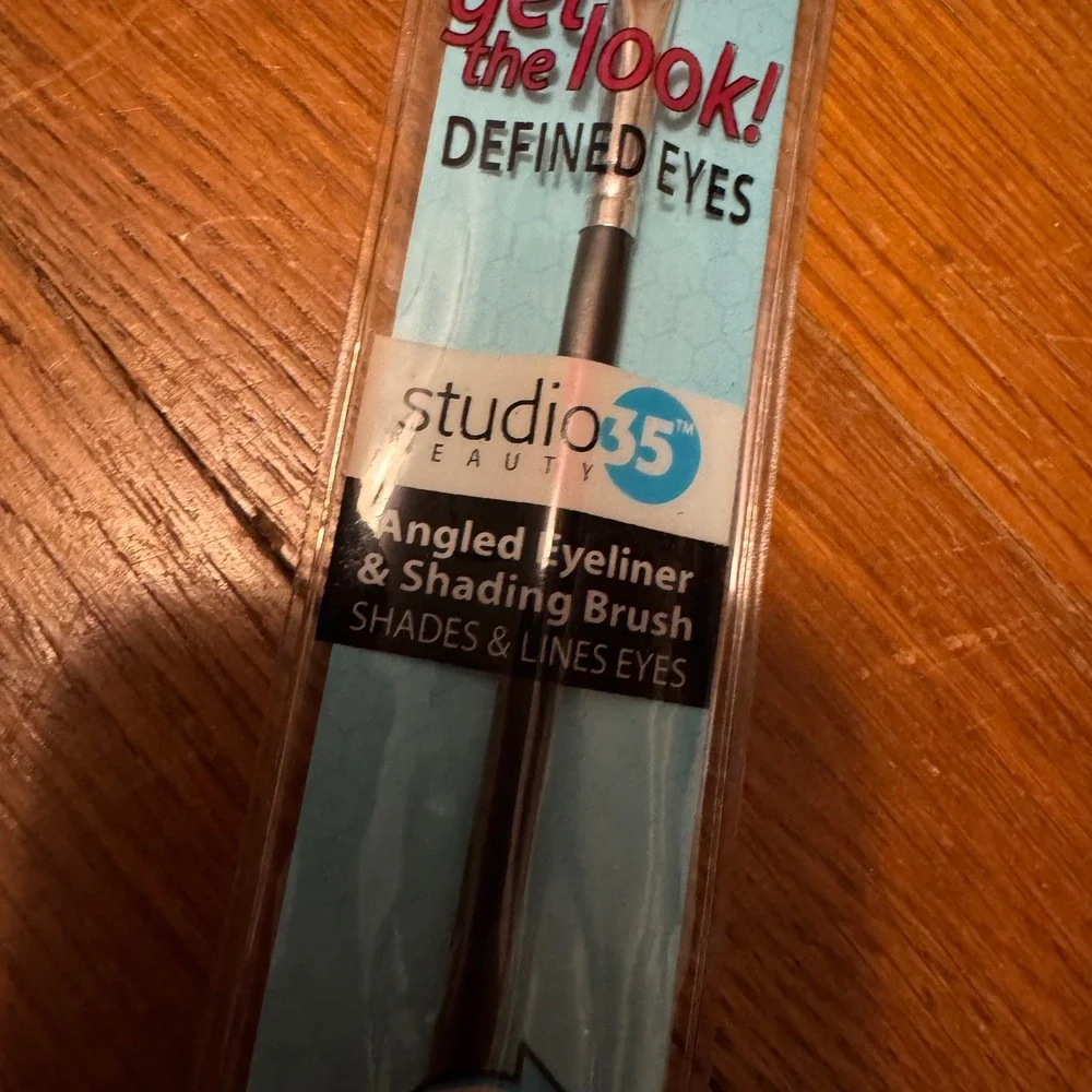$3 BUNDLE ITEM NWT Studio 35 Beauty Angled Eyeliner & Shading Brush